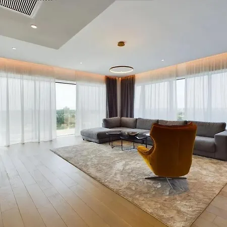 One Tower Apartment *